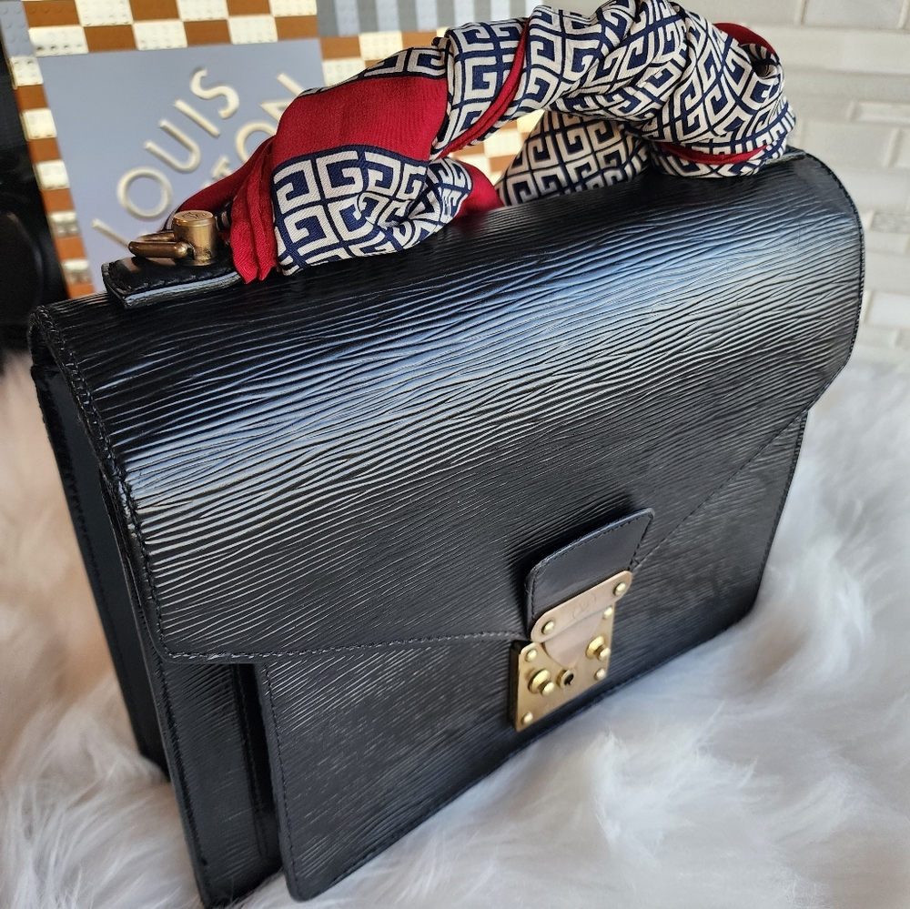 Louis Vuitton Black Epi Clutch w/Wallet - Picture 4 of 17